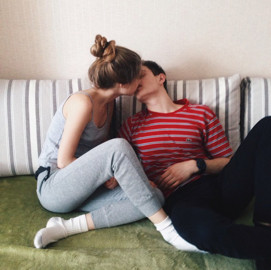 Поцелуй подростков на диване